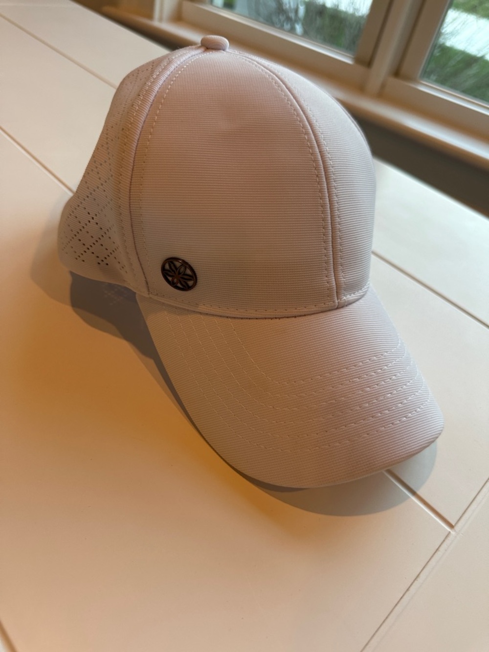 GAIAM White Performance Baseball Cap